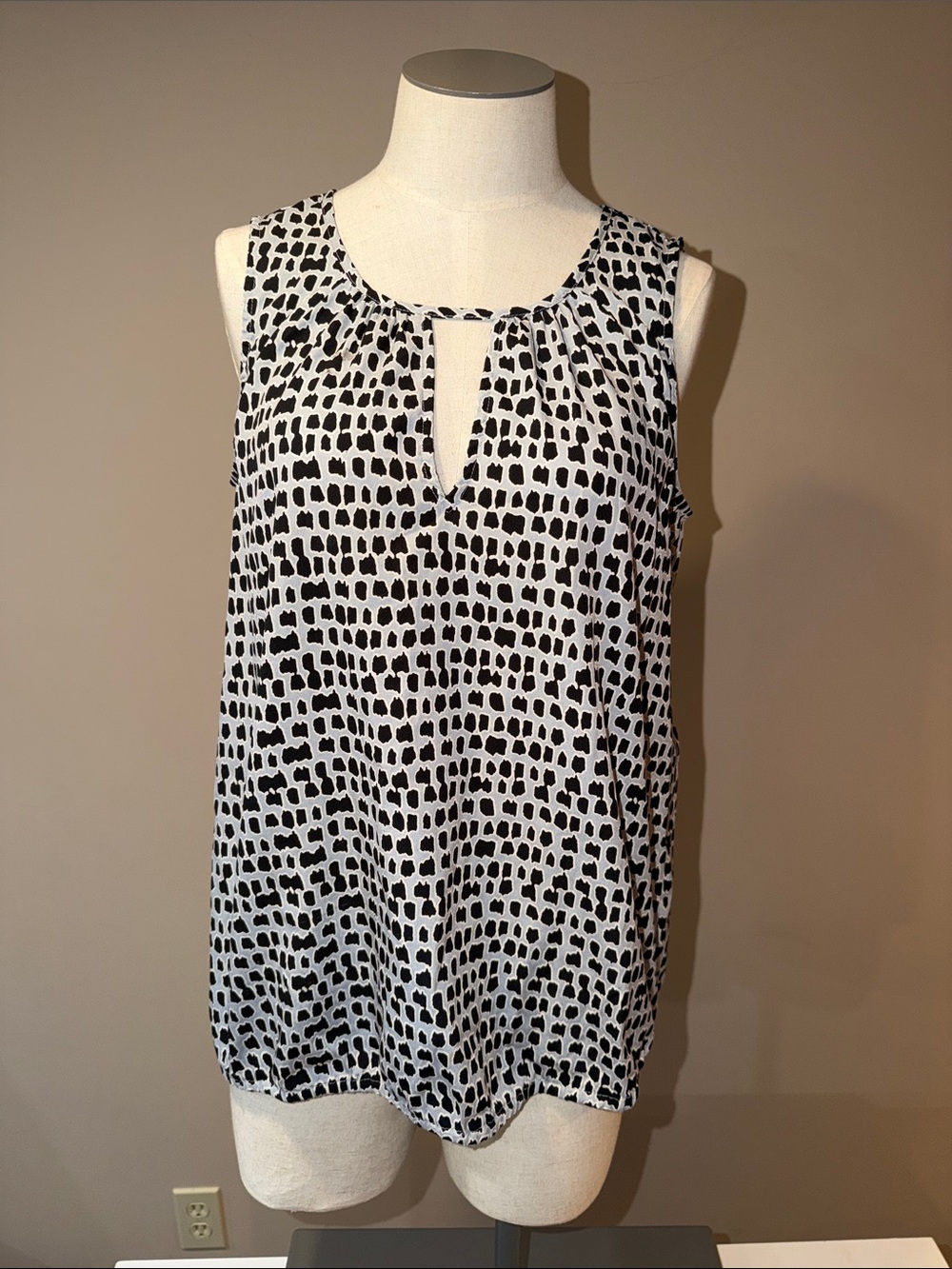 Banana Republic Black and White Printed Sleeveless Keyhole Camisole
